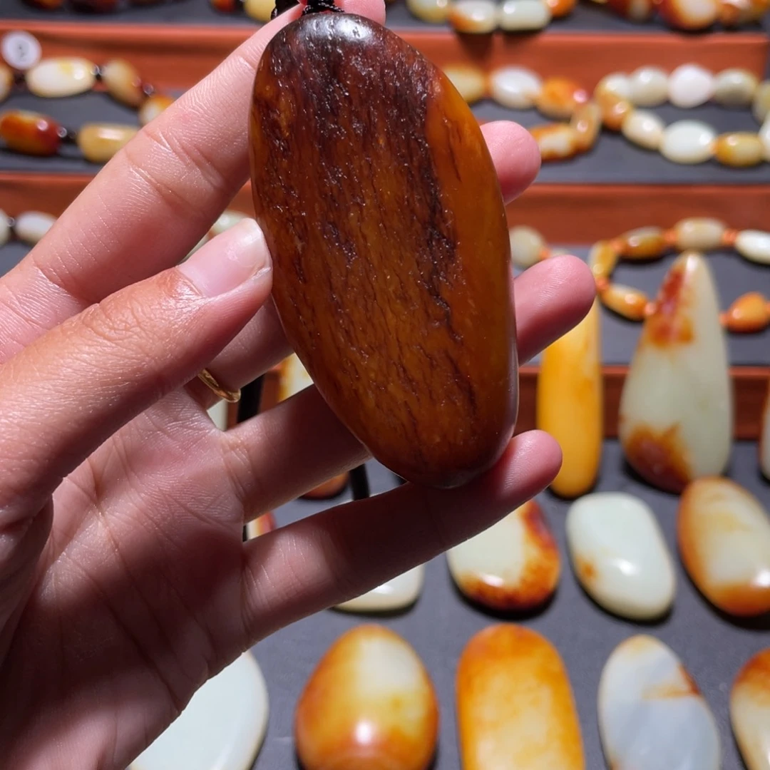 和田玉未镶嵌颈饰青****?