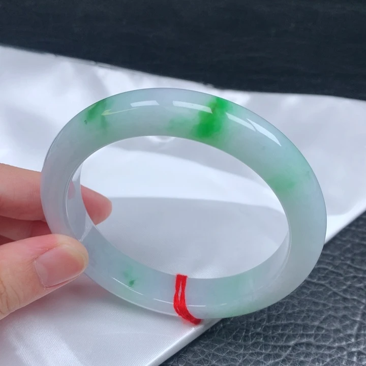 翡翠手镯未镶嵌60-61。