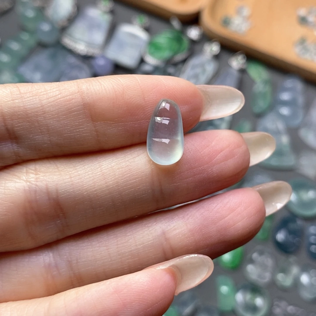 王***卷翡翠未镶嵌颈饰翡翠