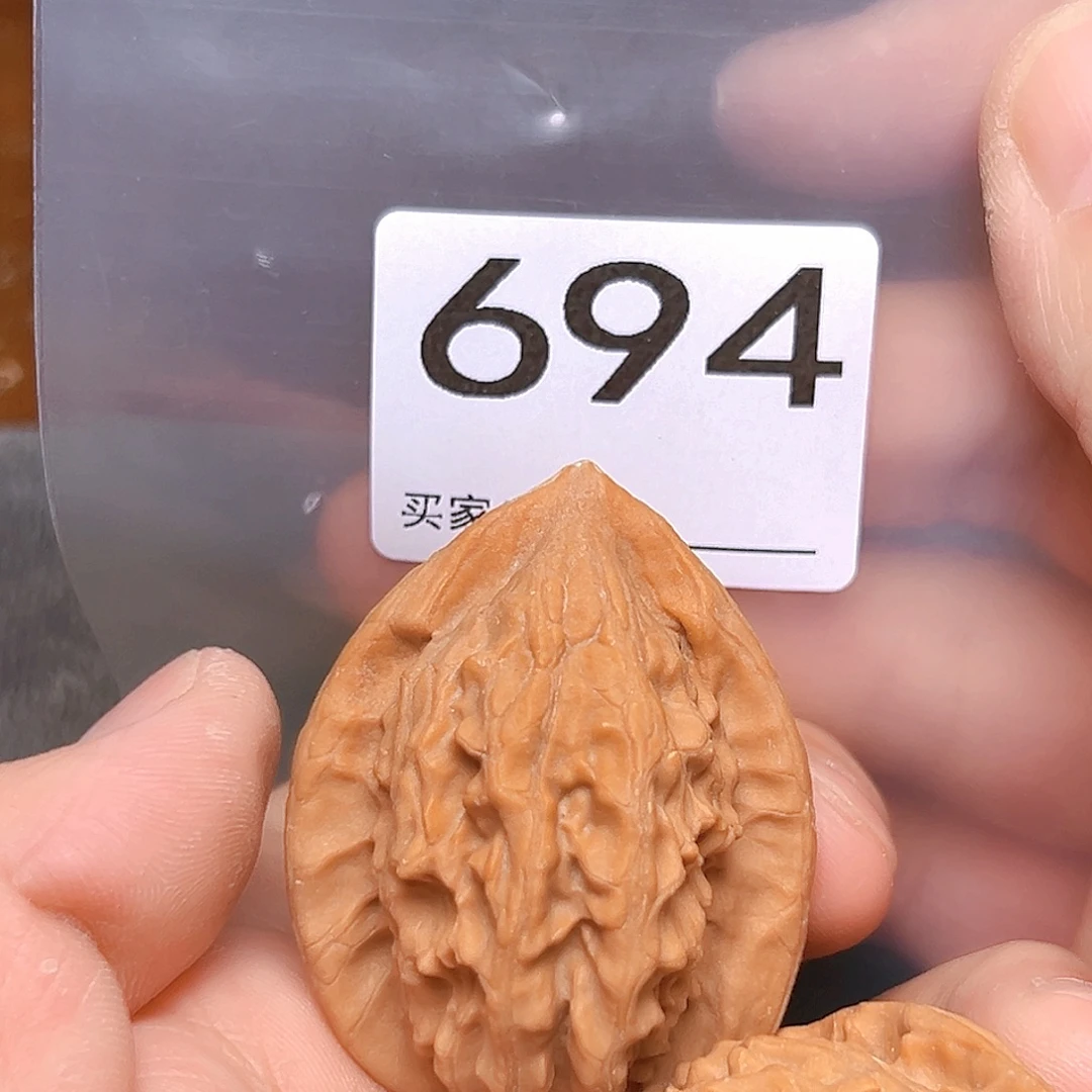 文玩核桃吊坠39大红袍。有瑕疵