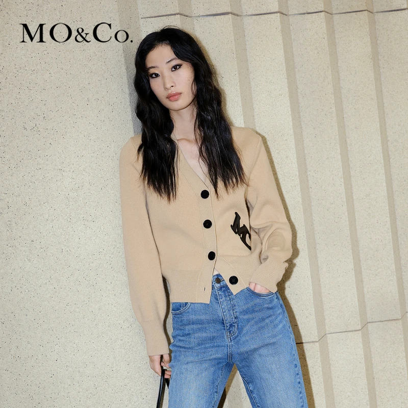 【达人专属】MOCO秋季撞色MC章仔V领针织开衫毛衣MBC3CART19