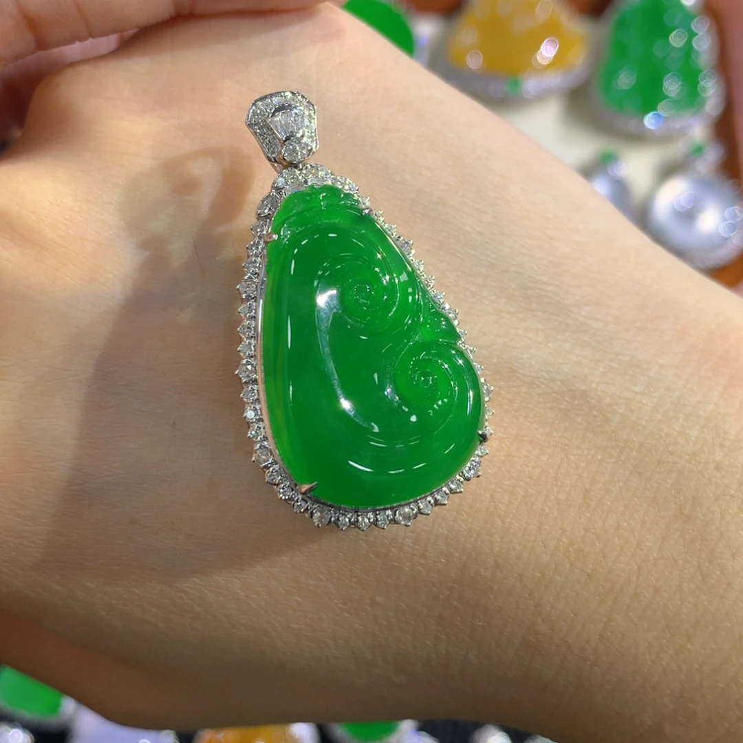 颈饰18K金镶嵌翡翠