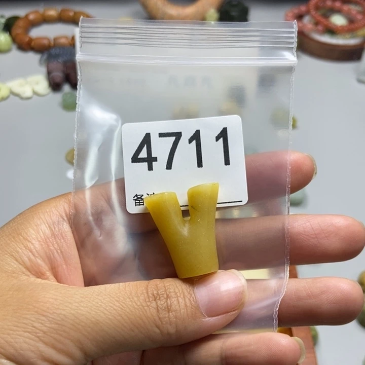 一***捺未镶嵌蛇纹石玉颈饰