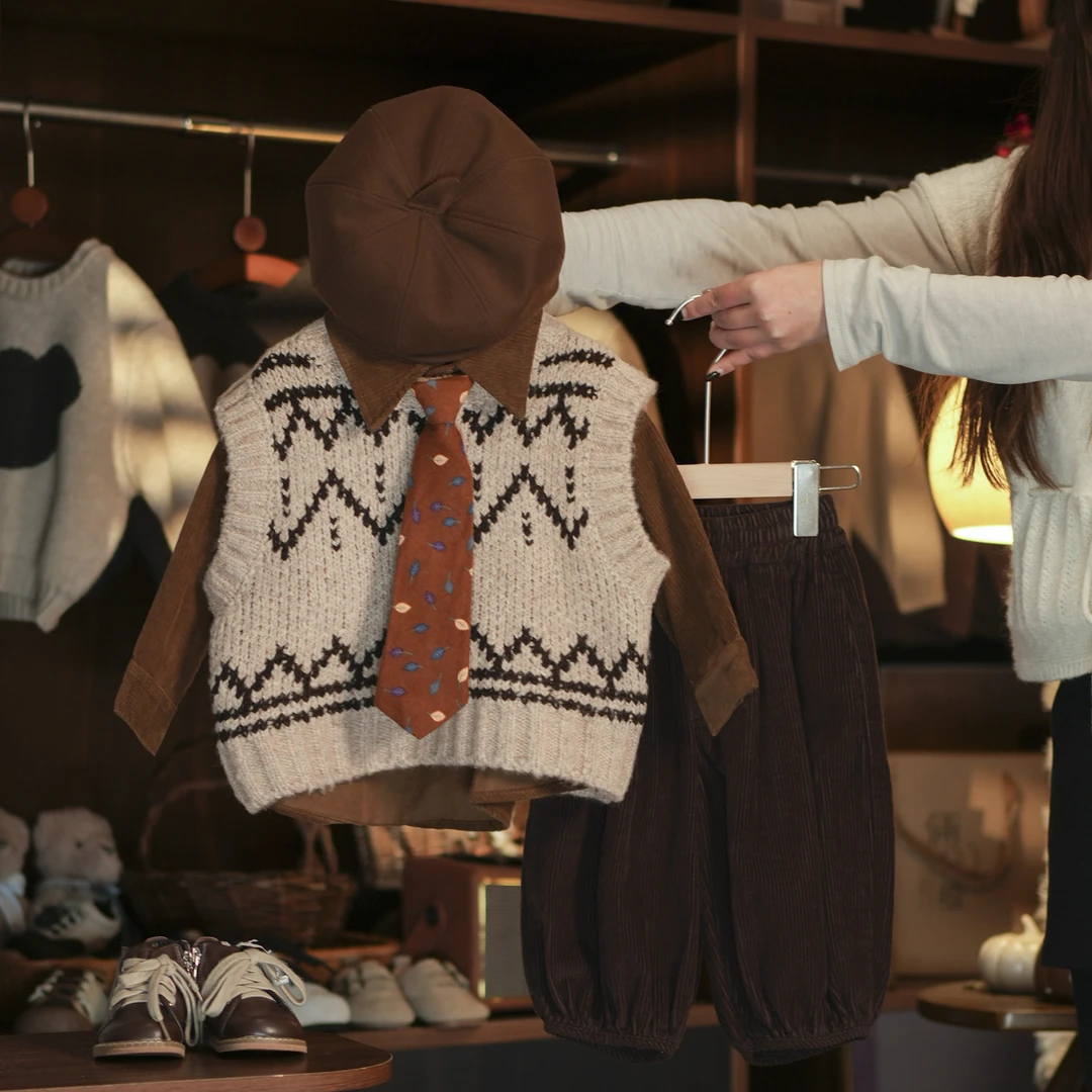 【俩只橙】《春》春日look~文艺提花针织马甲+咖色衬衫+咖色灯芯绒裤