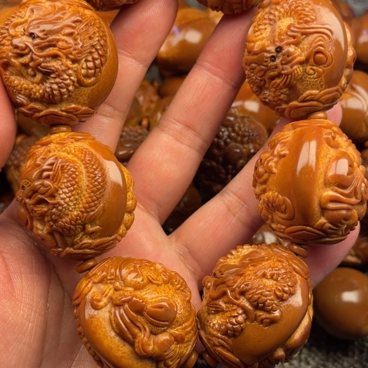 橄榄核吊坠康**0橄榄核手持