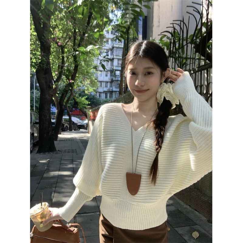 2025年时尚新款秋冬女精品温柔风V领蝙蝠袖针织衫收腰打底衫上衣