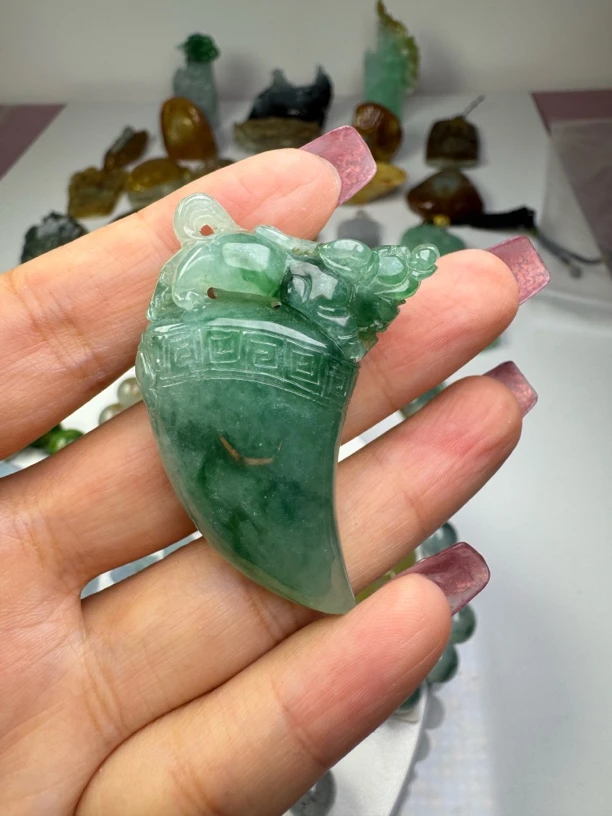 天然缅甸A货翡翠龙牙吊坠