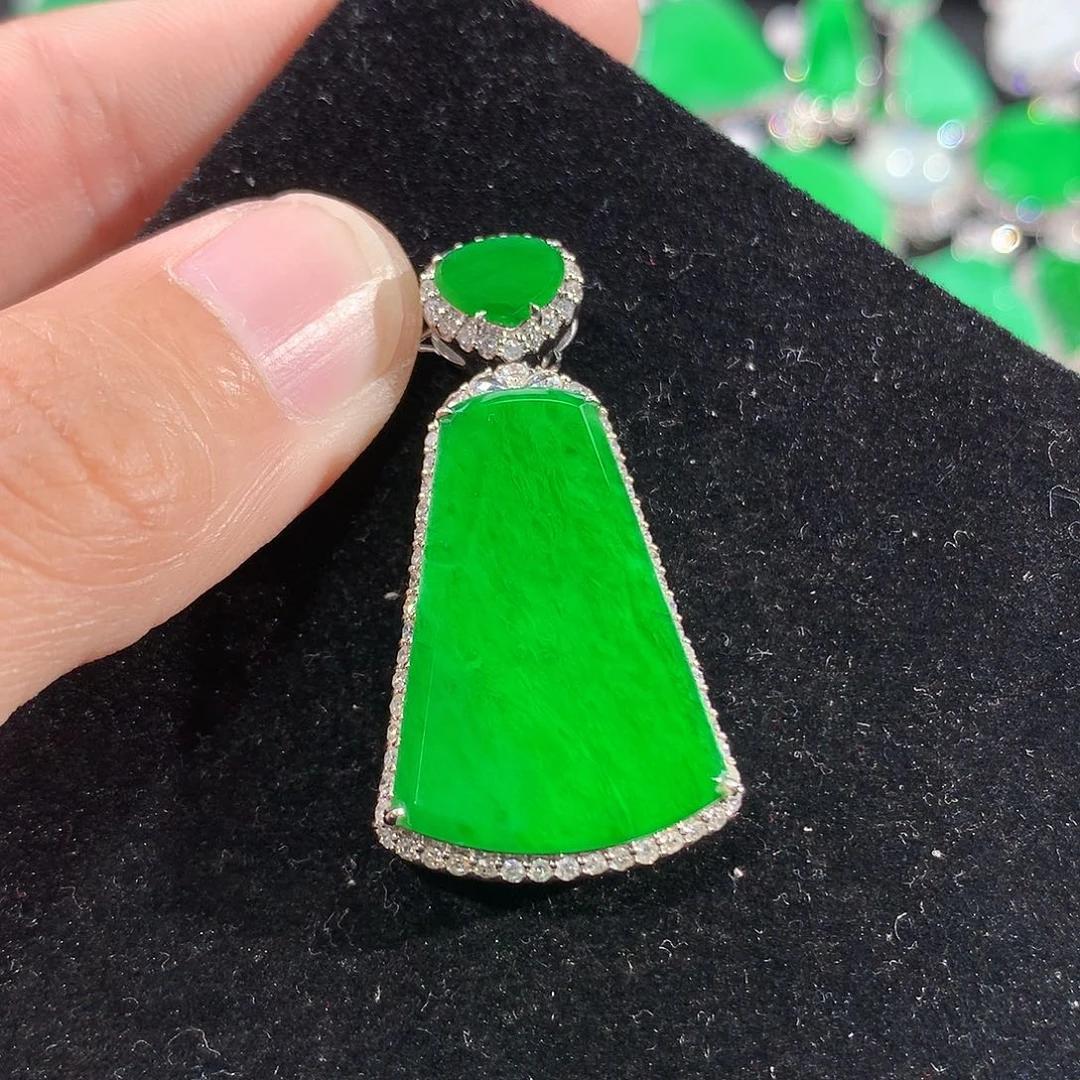 @***y翡翠18K金镶嵌颈饰