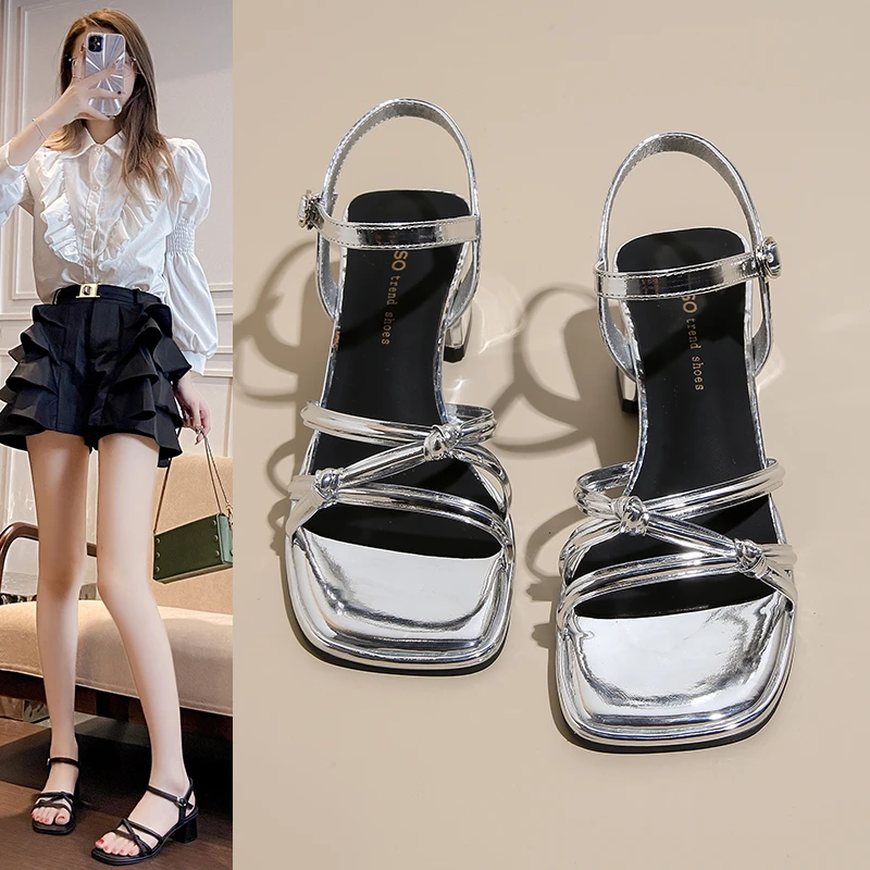凉鞋女夏外穿2025新款时尚高级感气质银色一字带踩屎感粗跟高跟鞋