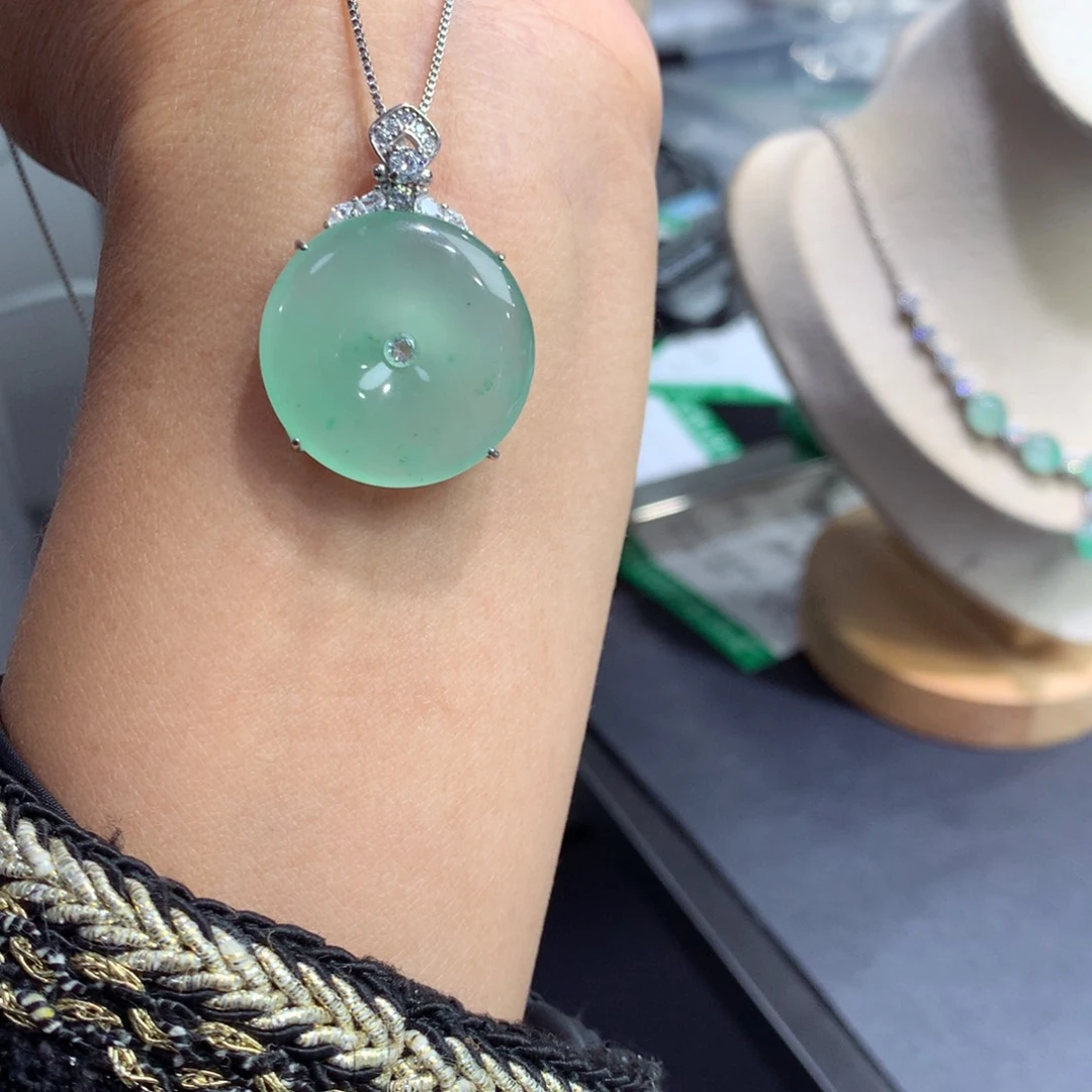 颈饰银S925镶嵌石英质玉（非洲翠）