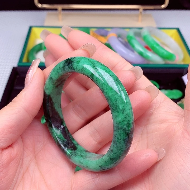 翡翠手镯未镶嵌翡翠