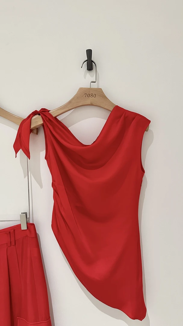 SUITTITUDE 斜裁抽皱无袖上衣