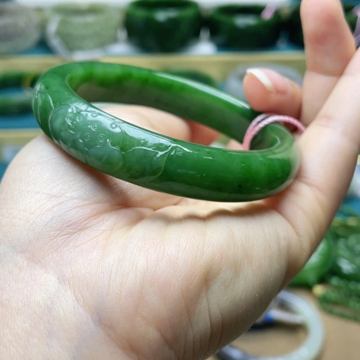 和田玉手镯58圈口。编号92未镶嵌