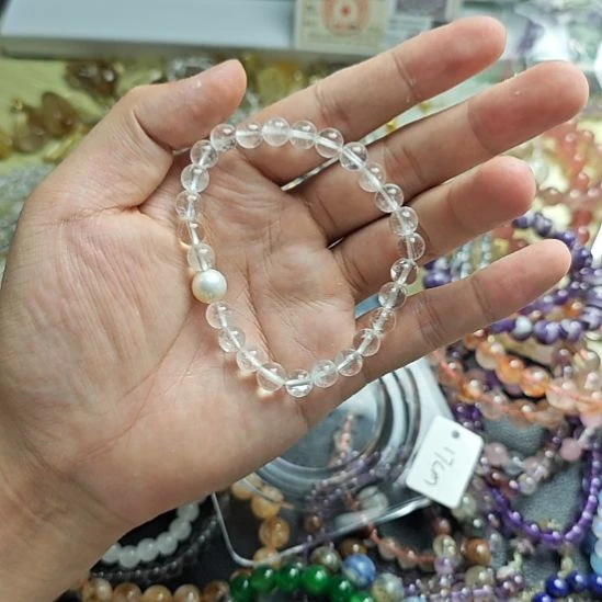 水晶手串未镶嵌白水晶加上天然淡水珍珠设计款。
