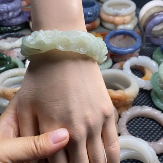 未镶嵌雕花手镯石英质玉
