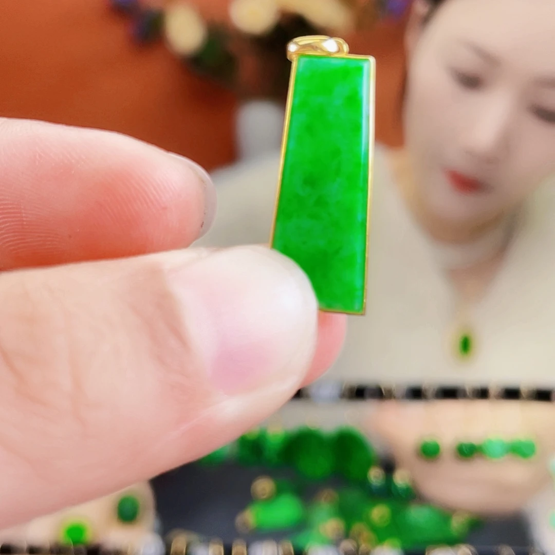翡翠18K金镶嵌耳饰