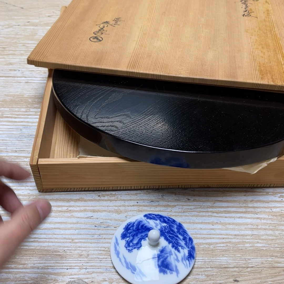 瓷片星*克密密麻麻地排列着