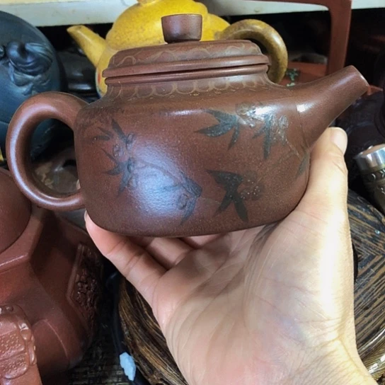 茶壶紫砂原矿泥料。手工制作的紫砂壶
