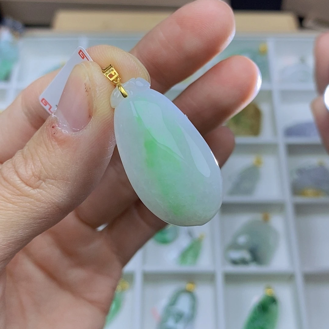 翡翠颈饰18K金镶嵌翡翠