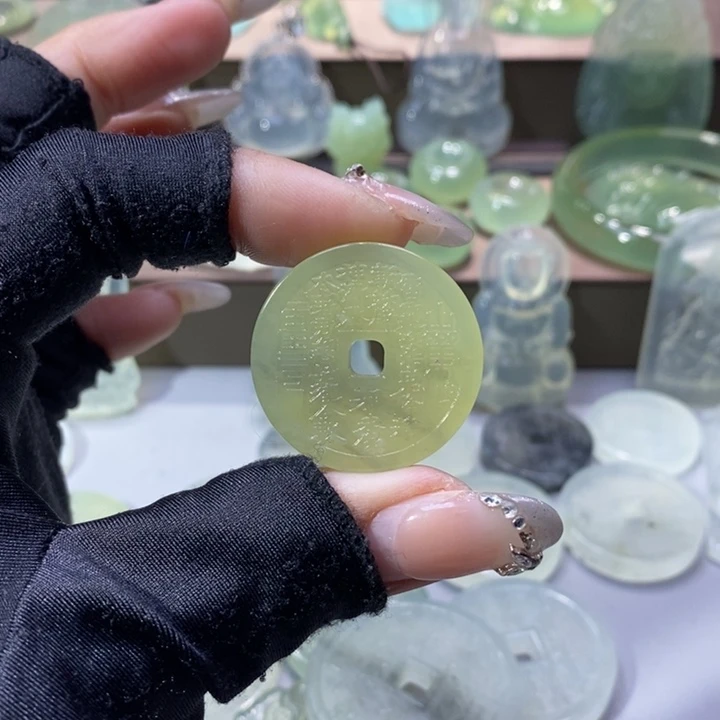 岫玉吊坠未镶嵌疯**癫吊坠