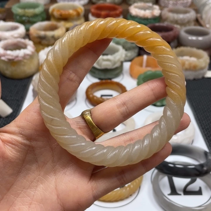 石英岩玉手镯未镶嵌