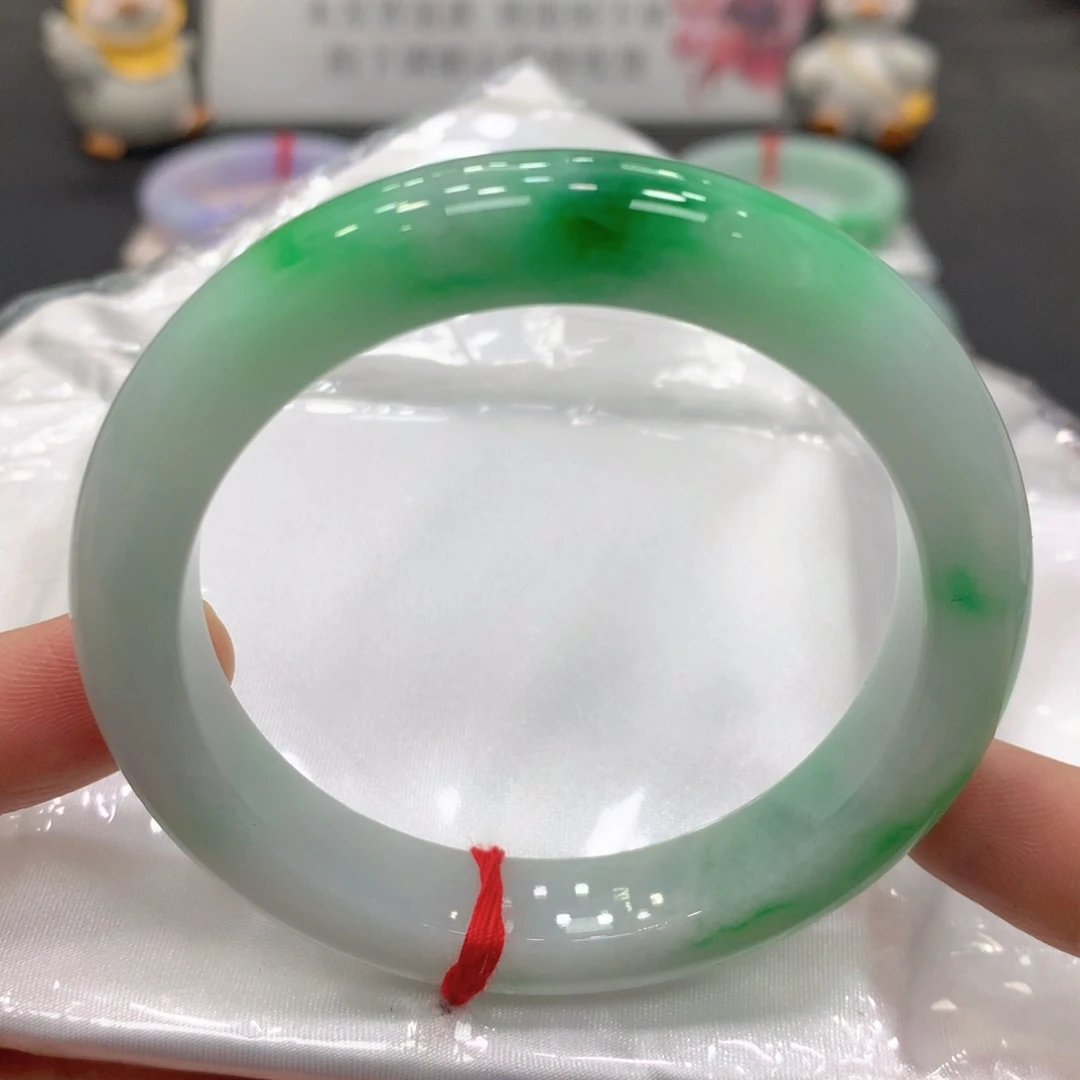 翡翠手镯未镶嵌翡翠