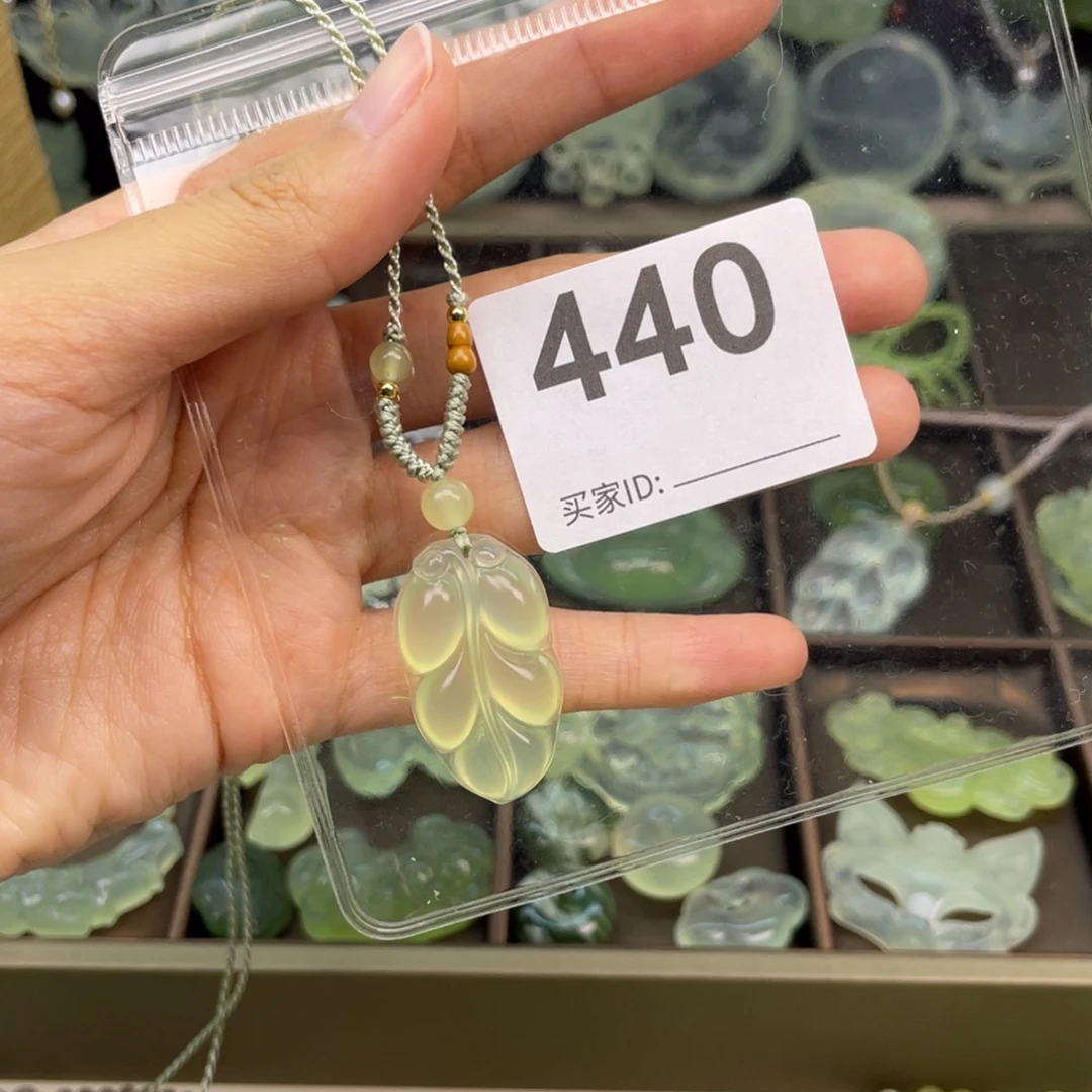 一***咪未镶嵌蛇纹石玉颈饰