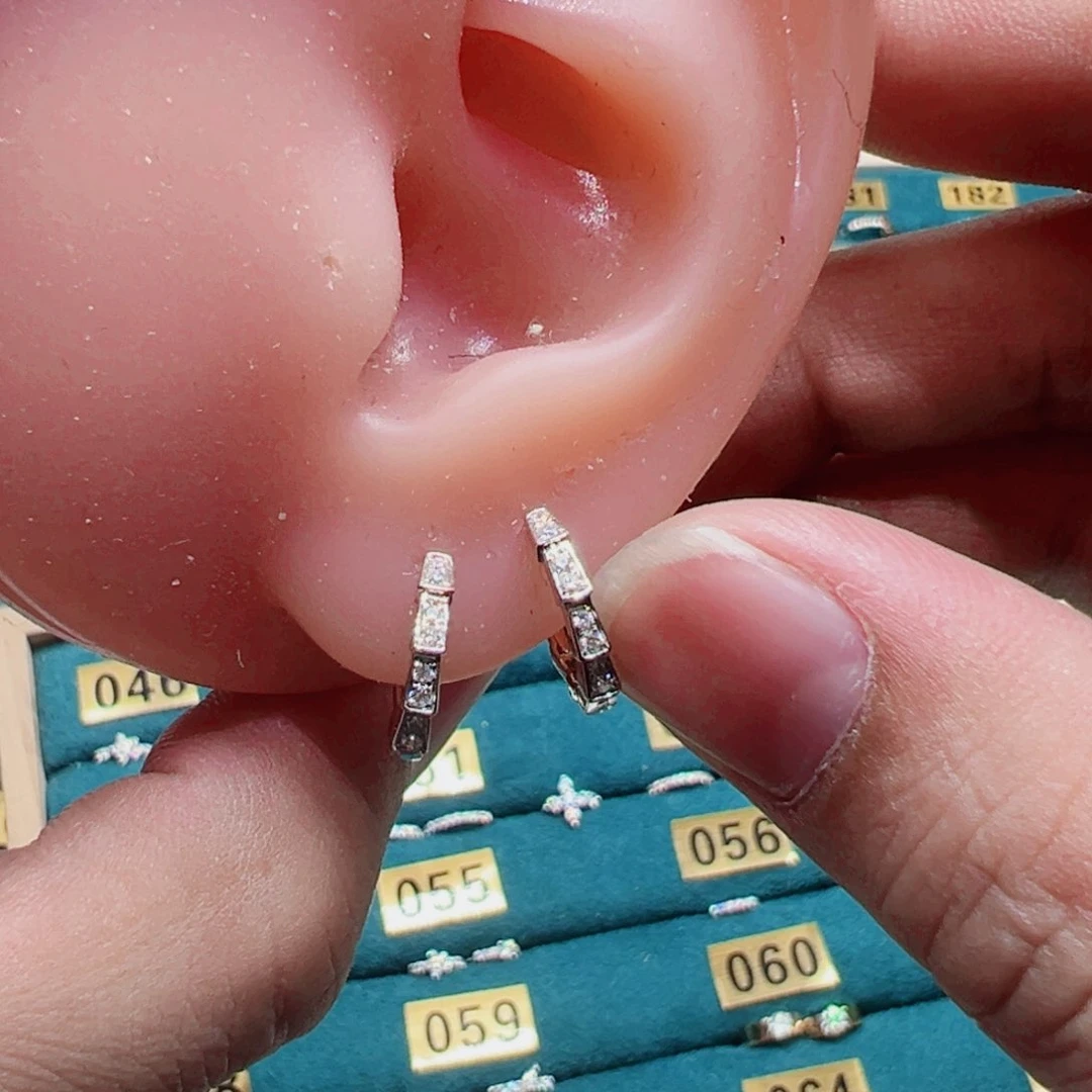 钻石耳饰18K金镶嵌蛇耳扣10mmK白