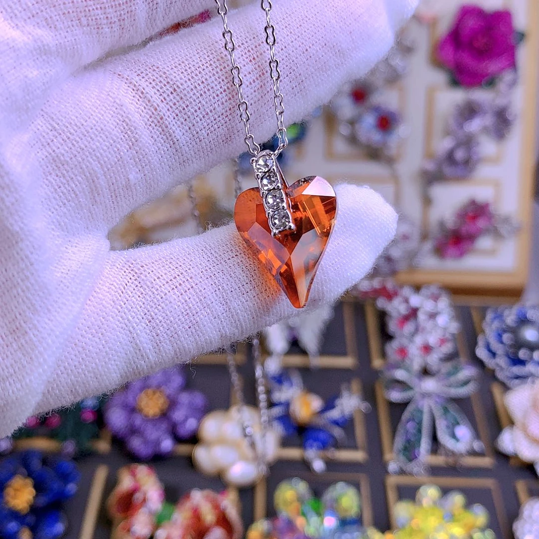 铜合金仿水晶胸针