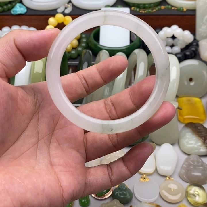 天***。石英质玉手镯未镶嵌