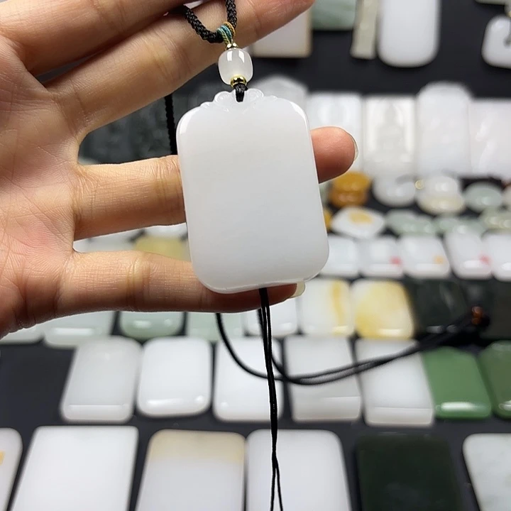 颈饰未镶嵌石英质玉