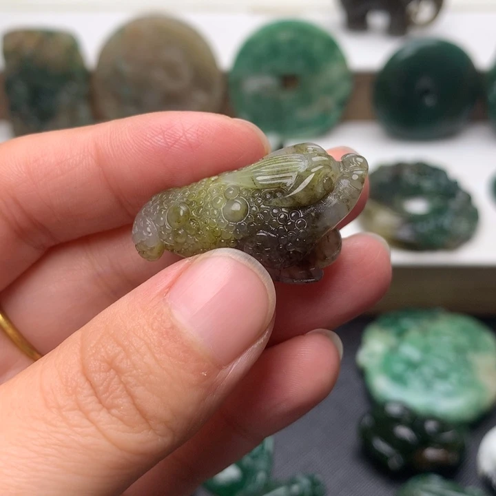 独山玉未镶嵌颈饰