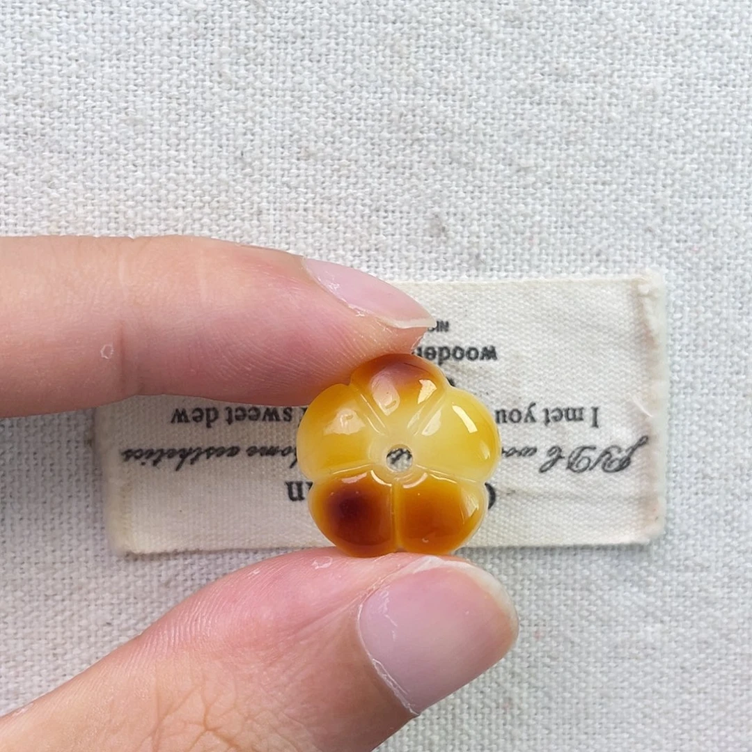 裸石琥珀未镶嵌花花