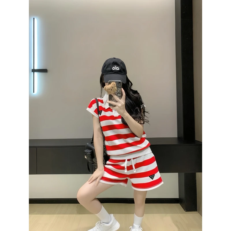 网红色休闲条纹运动套装女夏季爆款洋气减龄宽松短袖短裤两件套潮