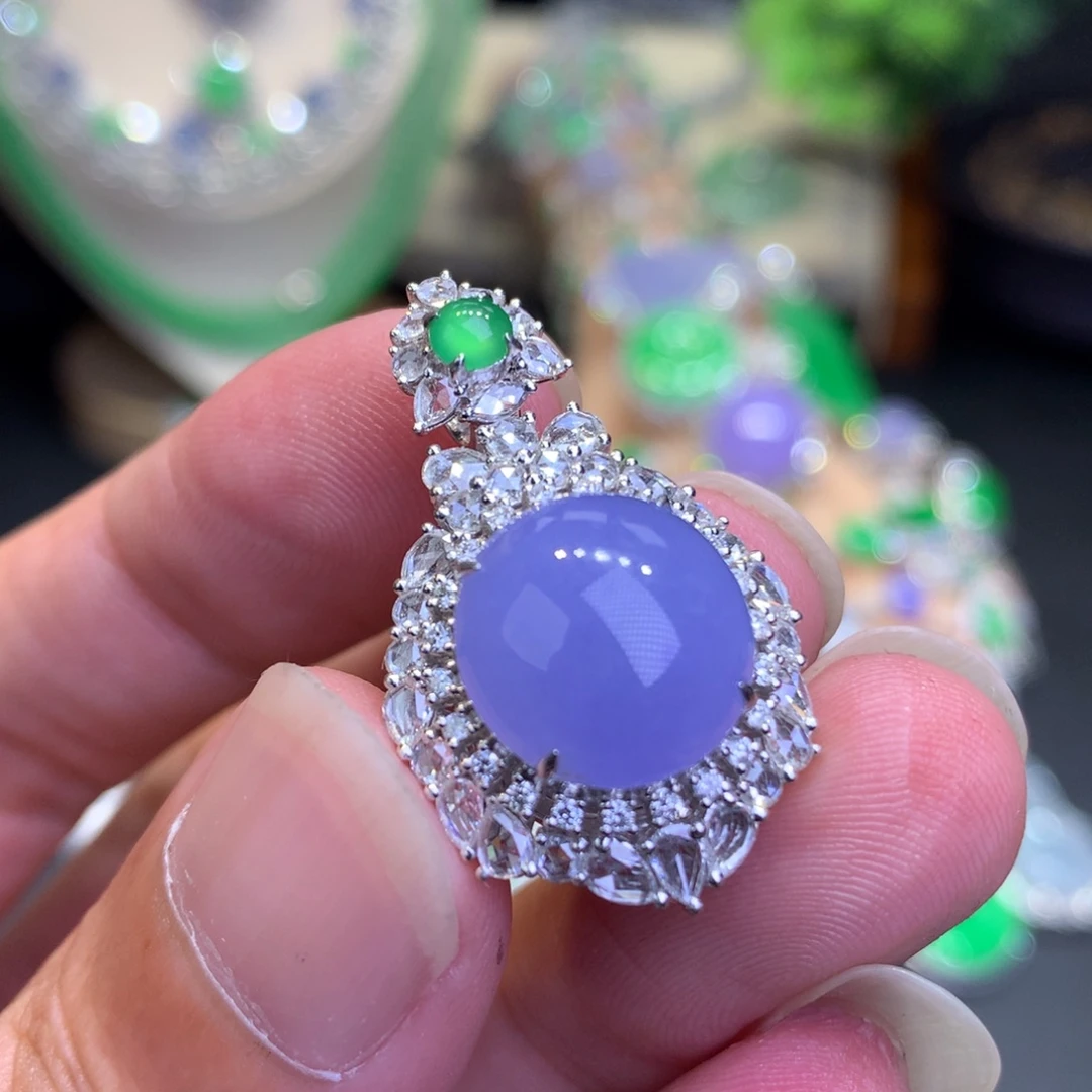 颈饰18K金镶嵌翡翠