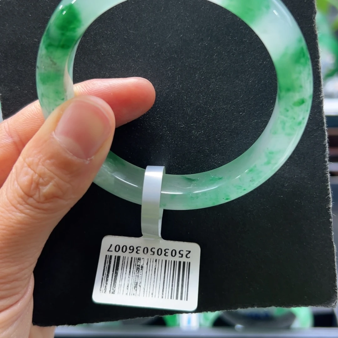 用***3石英质玉未镶嵌手镯