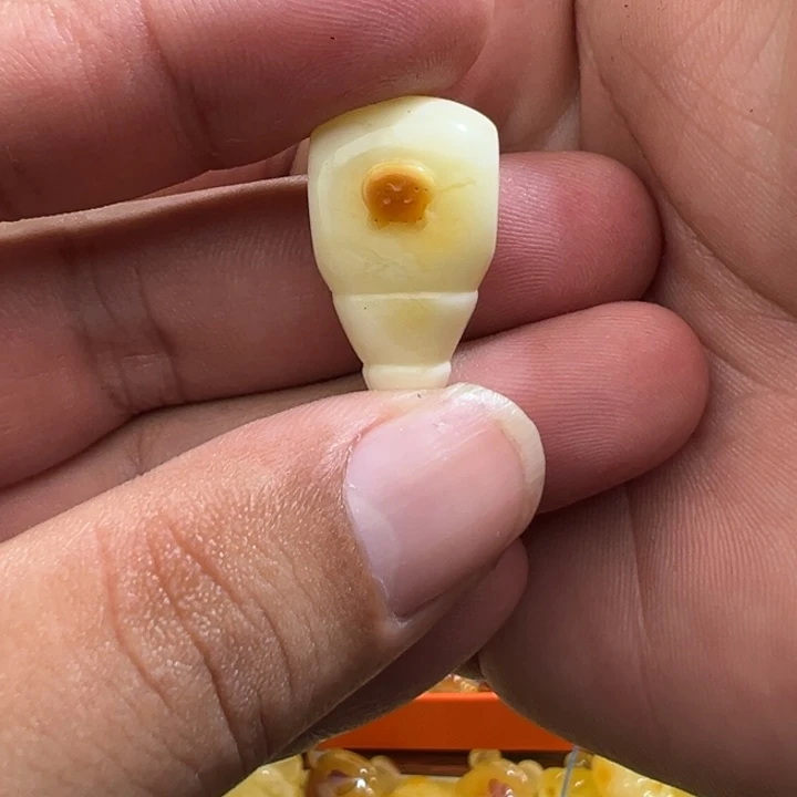 琥珀裸石未镶嵌蜕*白三通