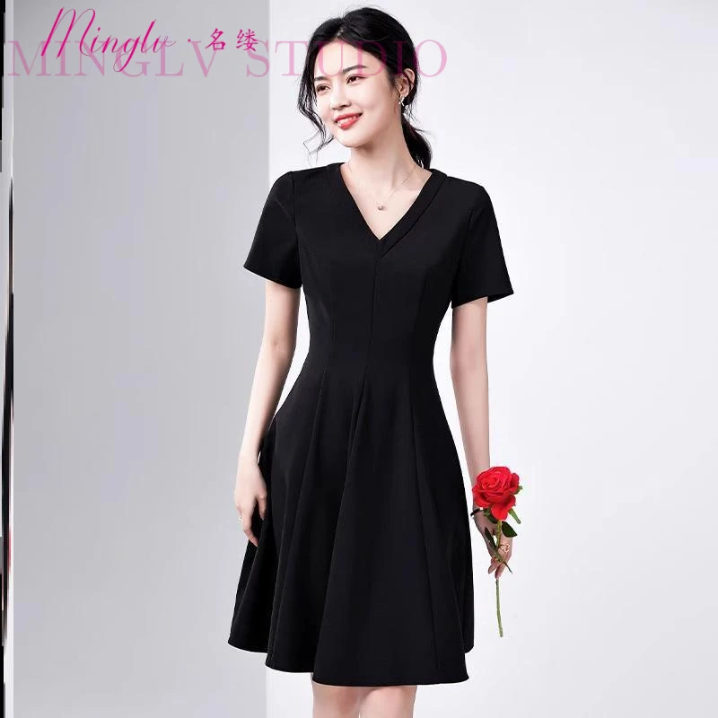 时尚V领显瘦高级感短袖连衣裙2025夏季新款赫本风通勤收腰小黑裙