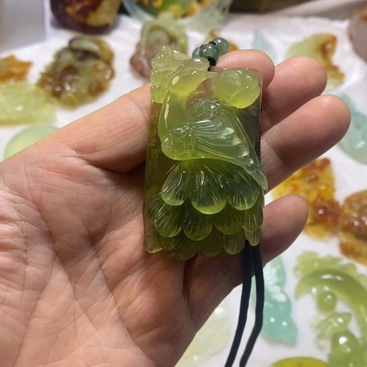 蛇纹石玉未镶嵌颈饰