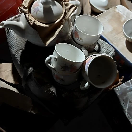 摆件盘子碗茶壶啥都有