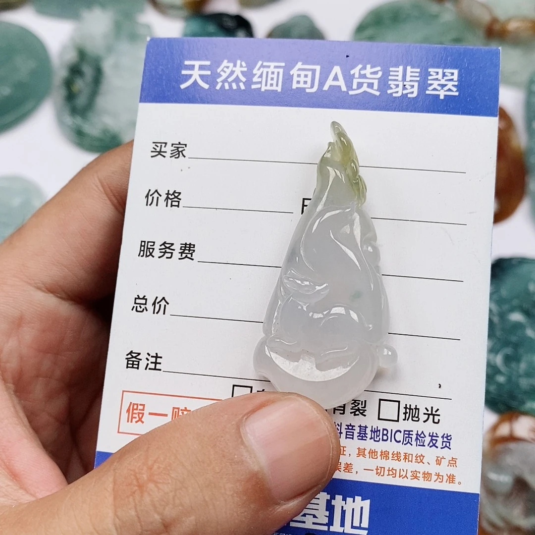 翡翠未镶嵌颈饰九尾狐