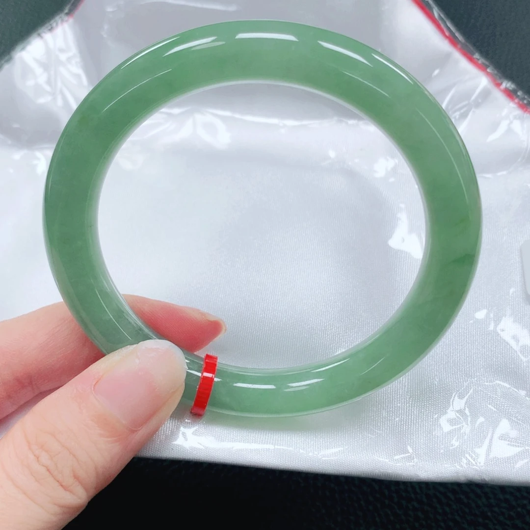 翡翠手镯未镶嵌56圈