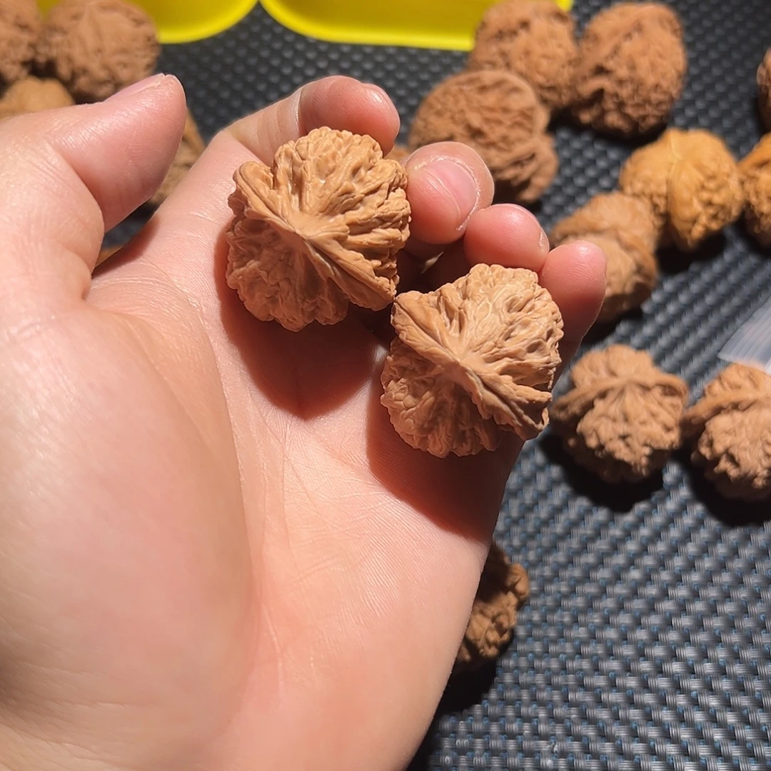 文玩核桃吊坠红锦鲤 文玩核桃