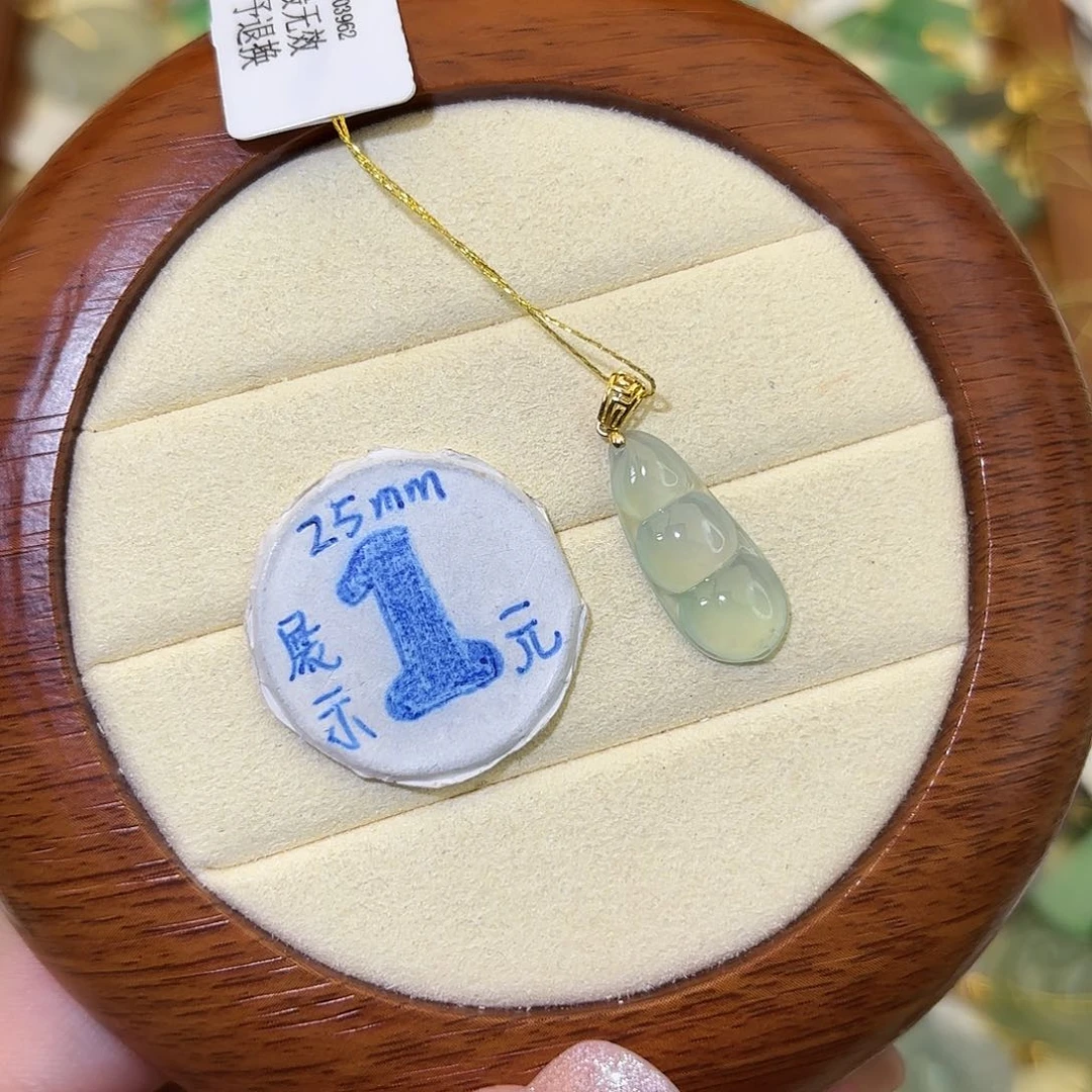 J***✿翡翠18K金镶嵌颈饰豆子