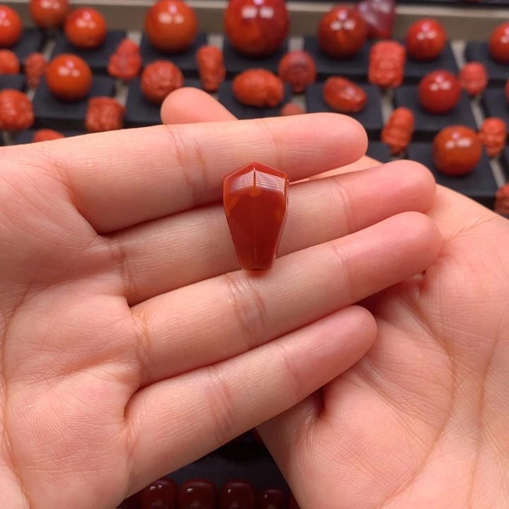 南红玛瑙未镶嵌牛血红鲨鱼背三通13.5MM