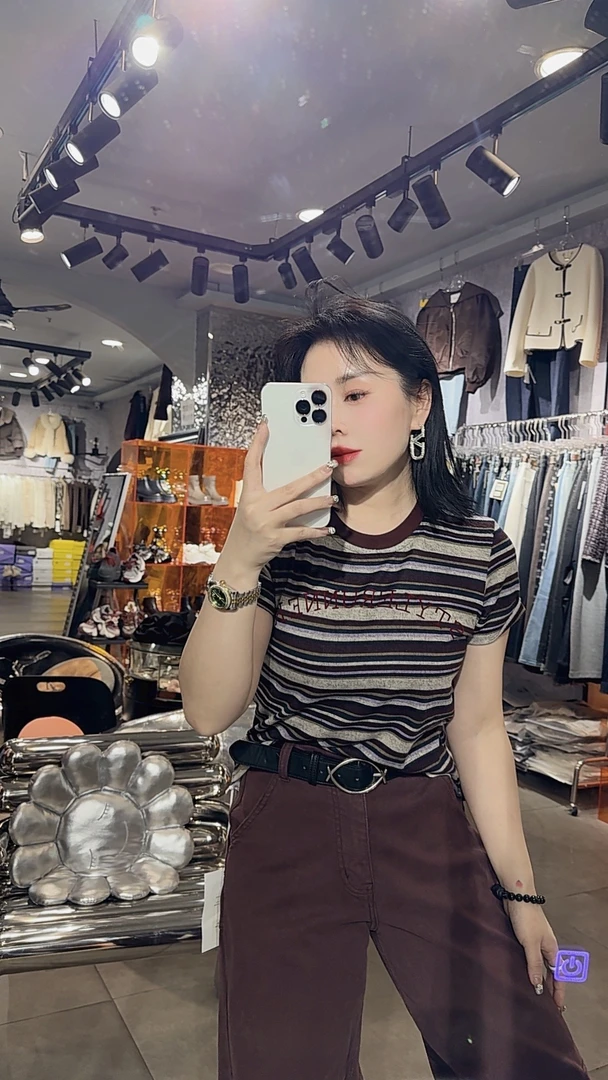 王琳家红色短袖打底