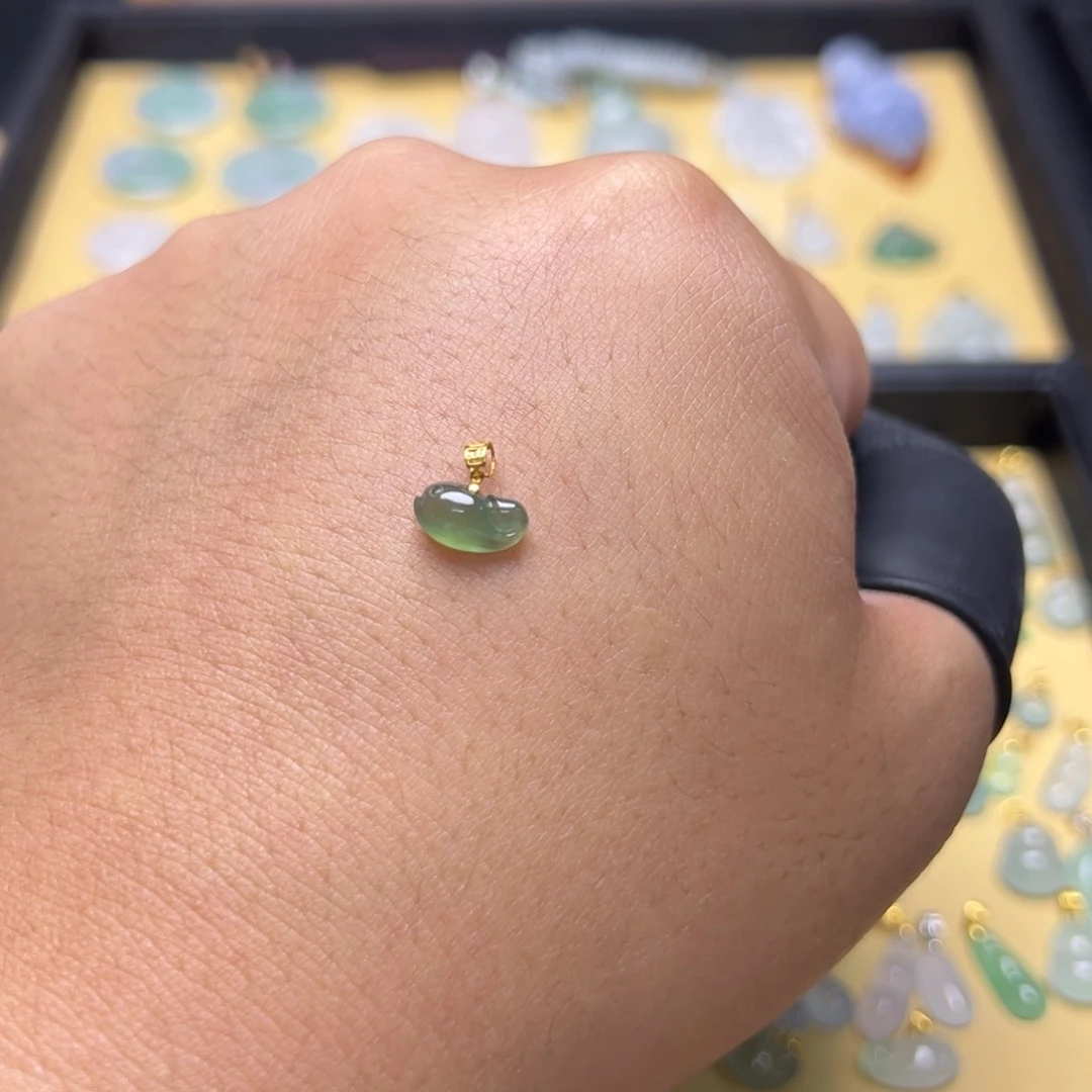 翡翠18K金镶嵌颈饰小海豚