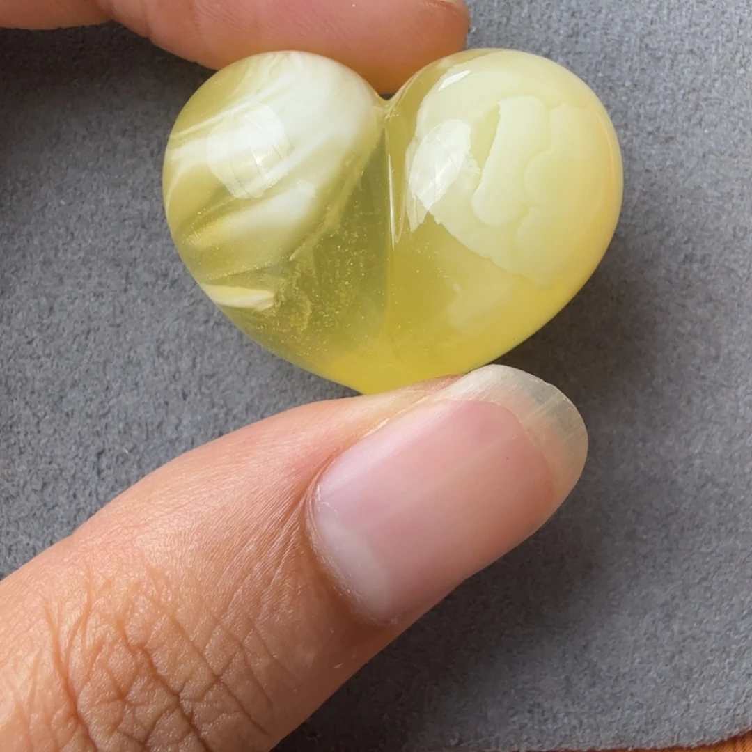 裸石琥珀未镶嵌屁桃