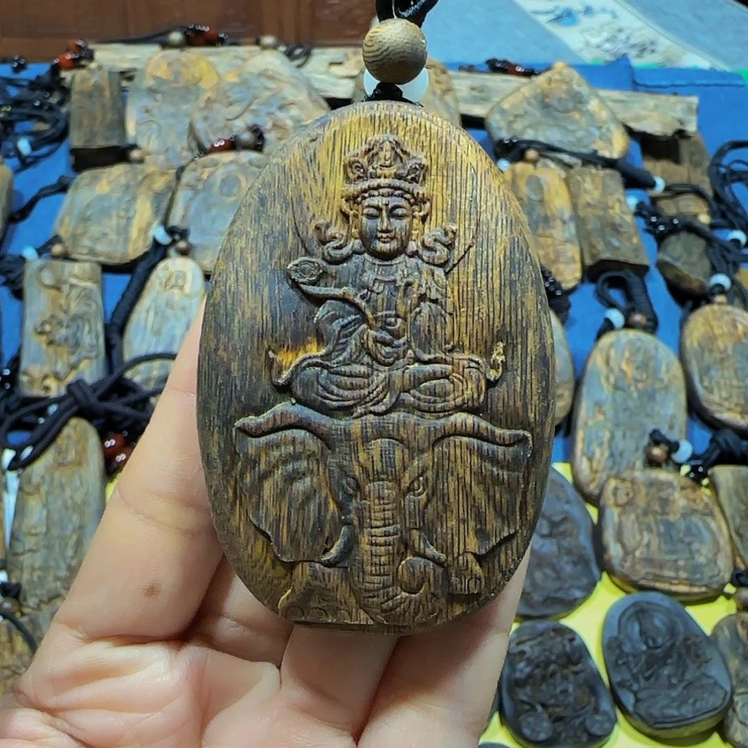 沉香沉香碎屑海南白奇乌身老料普贤菩萨带绳20.7克