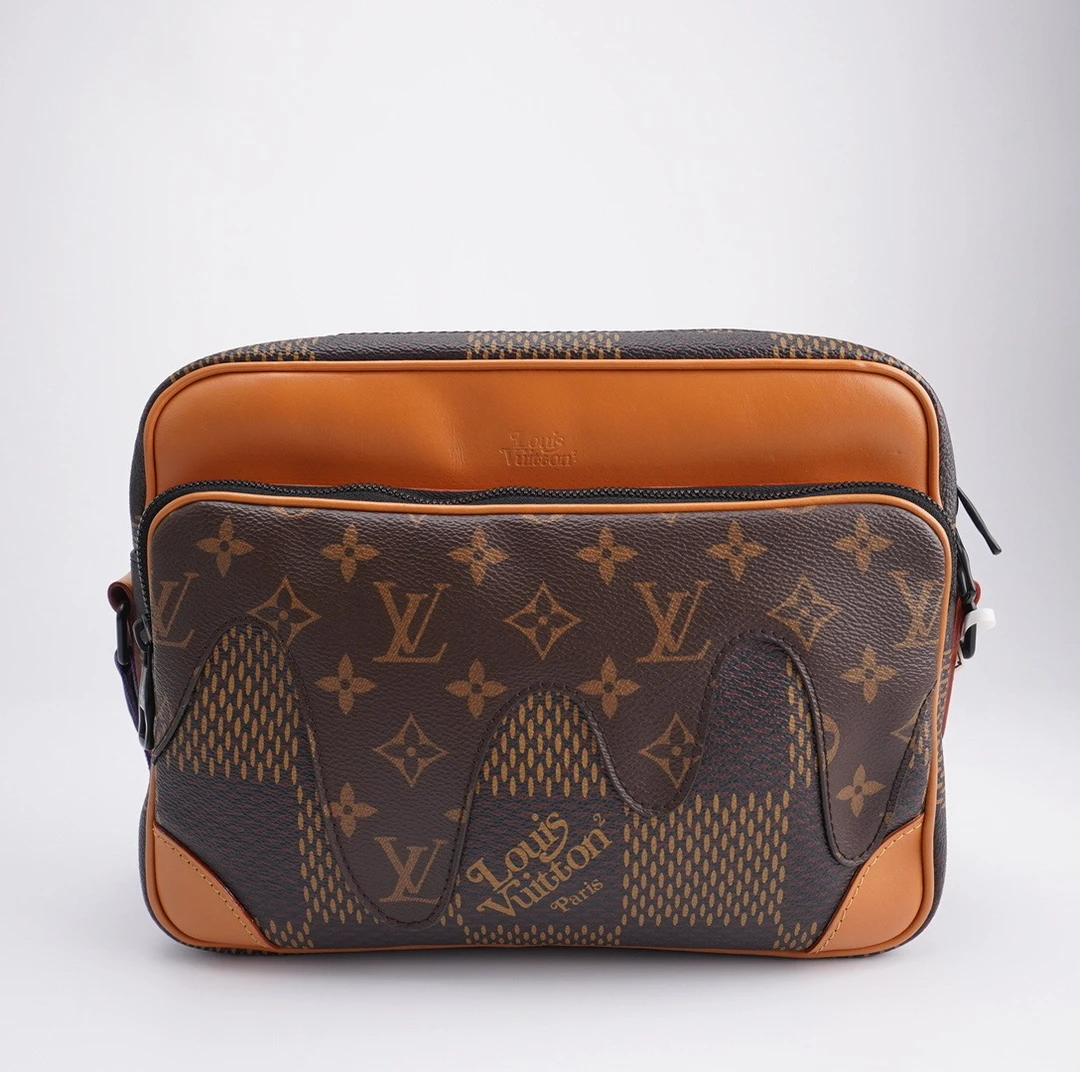 99新 LouisVuitton/路易威登 98新LV x Nigo相机斜挎包 F982